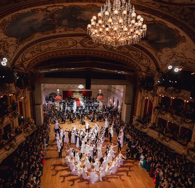 Verschiedene Tanzpaare bei einem festlichen Balltanz.