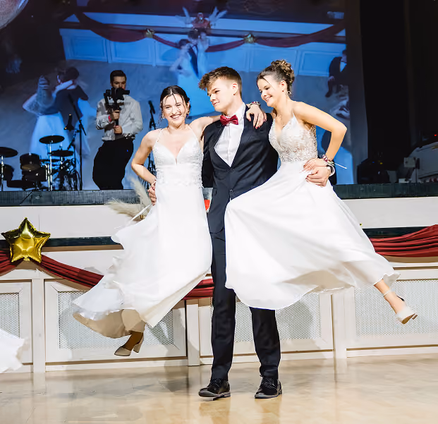 Festliche Tänzer führen eine Show in einem Ballsaal auf.
