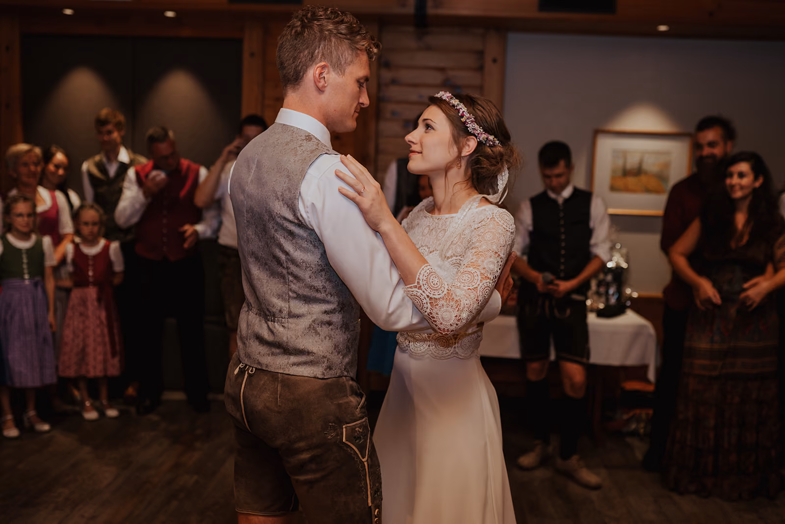Hochzeitspaar in traditioneller Kleidung tanzt einen Hochzeitstanz.
