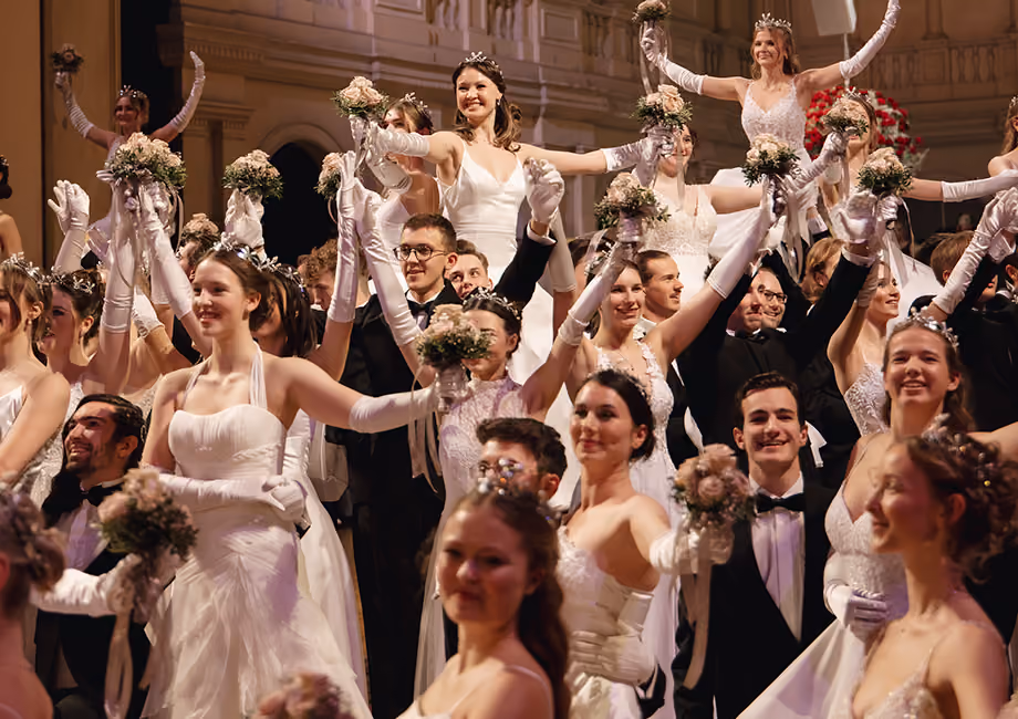 Balltanzpaare in der Oper Graz posieren für ein Foto.