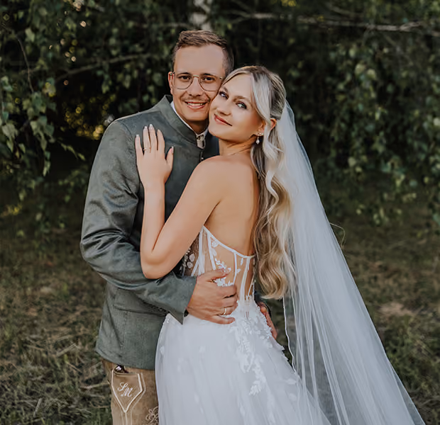 Ein Hochzeitspaar bei einem Fotoshooting.