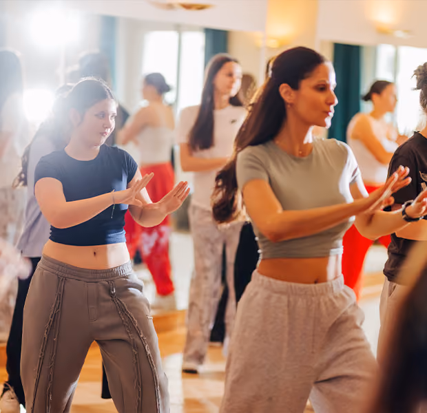 Mehrere Teenager tanzen synchron bei einem Hip-Hop Tanzkurs in der Tanzschule Dietrich.