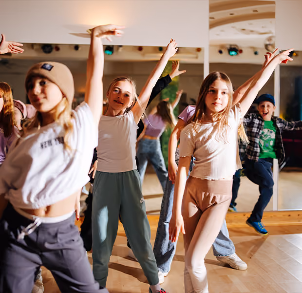 Eine Gruppe Kinder tanzt in der Tanzschule Dietrich.