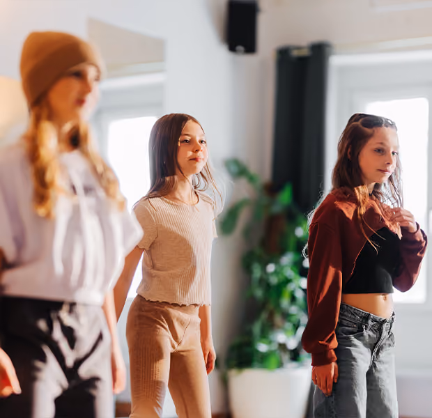 Drei Mädchen bei einem Hip-Hop Tanzkurs.
