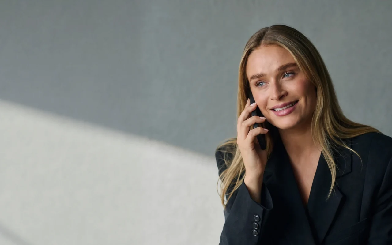 Valerie van Yieldfund in gesprek aan de telefoon
