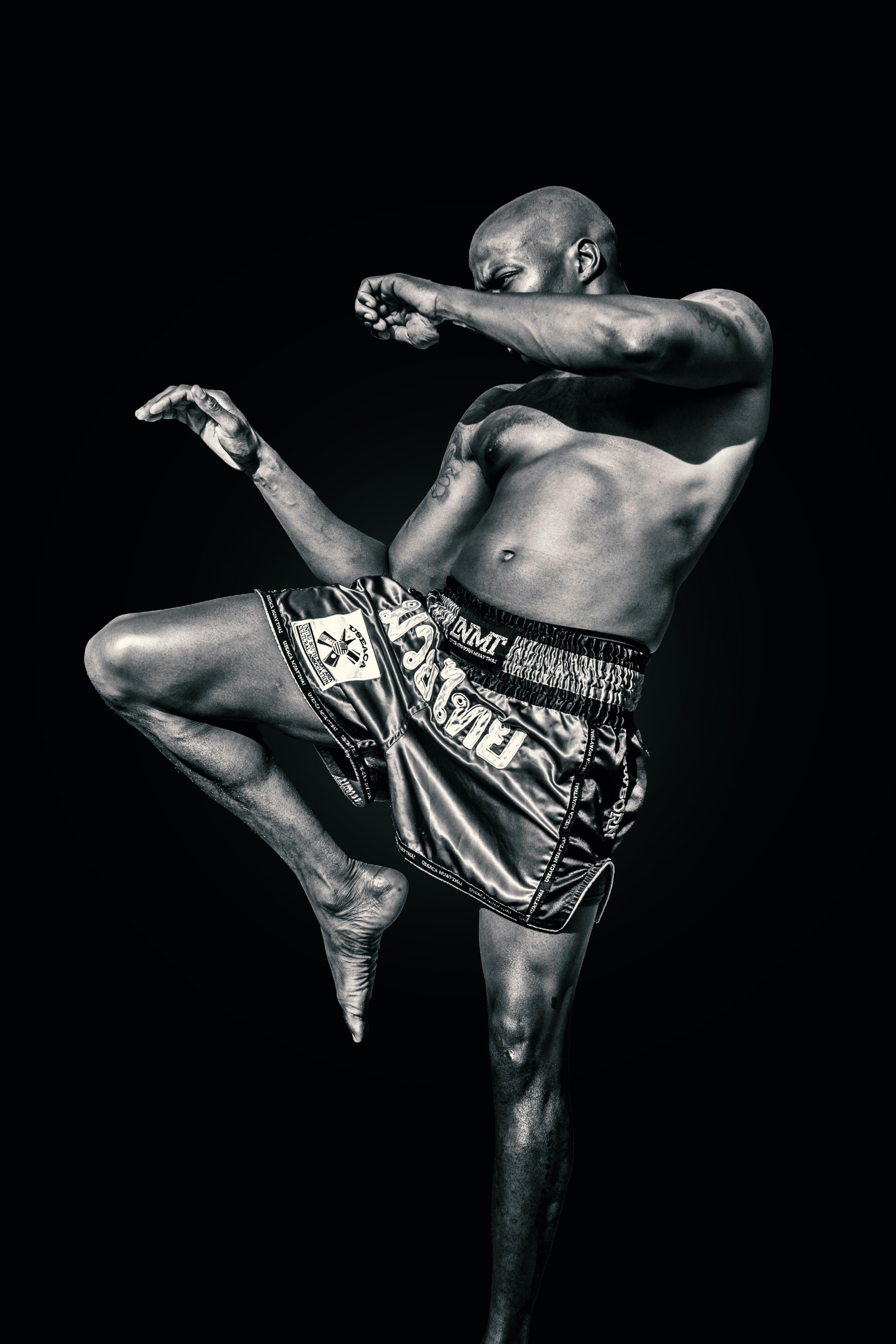 Hemp rope was used to wrap around the hands in the early years of Muay Thai, around the 18th century, when it was just transitioning into a sport. Kard Chuek is the name for this type of practice. This is a more brutal style of fighting with a higher percentage of knockouts.