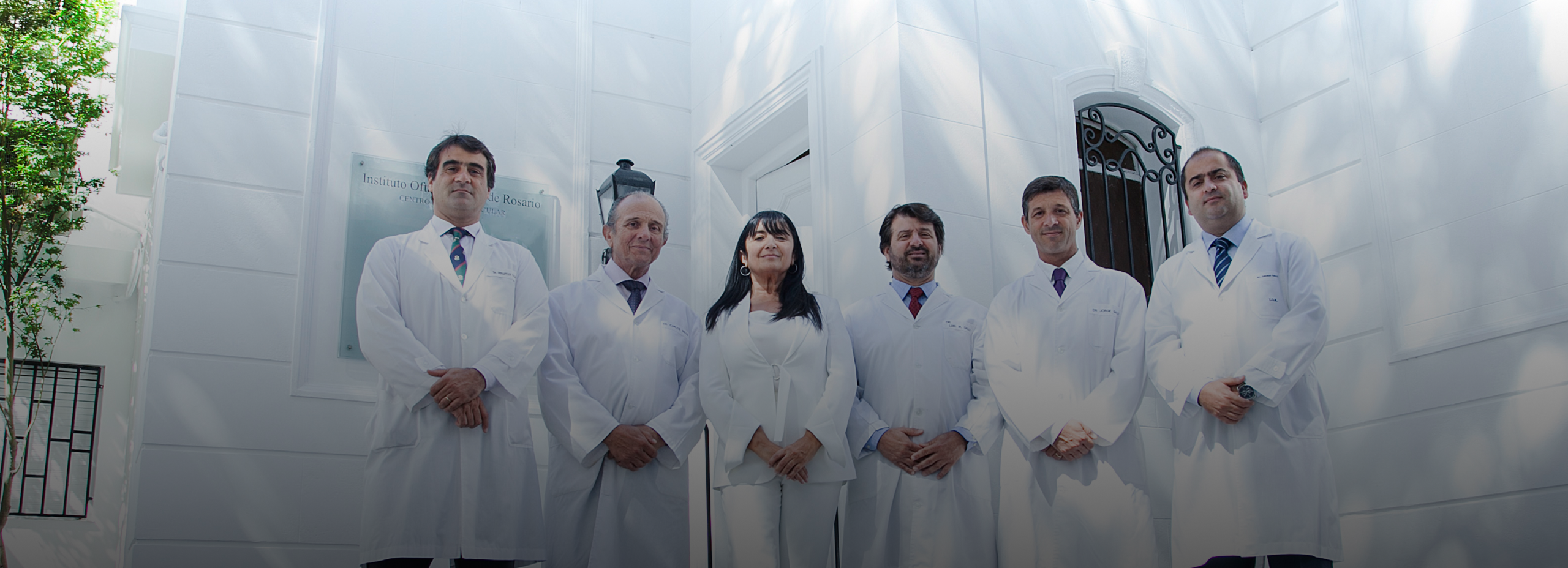 Equipo médico de Dres. Gallo - Dra. Cena frente al Instituto Oftalmológico de Rosario
