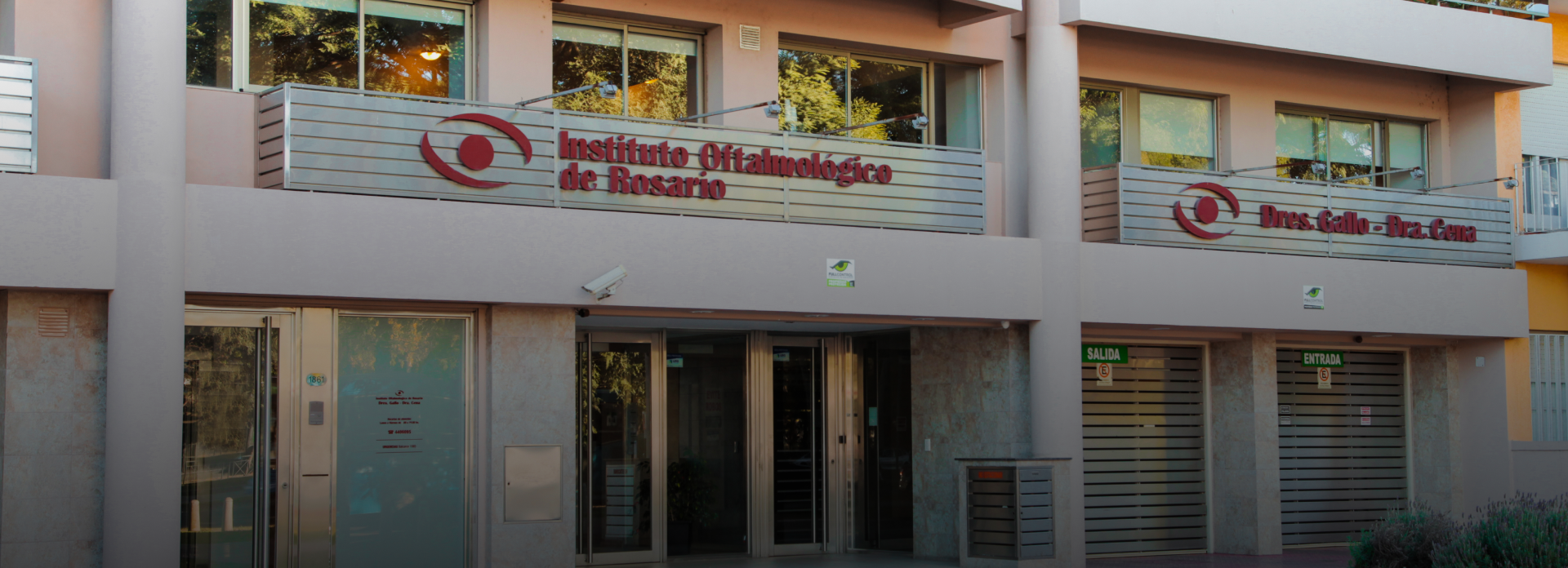 Equipo médico de Dres. Gallo - Dra. Cena frente al Instituto Oftalmológico de Rosario