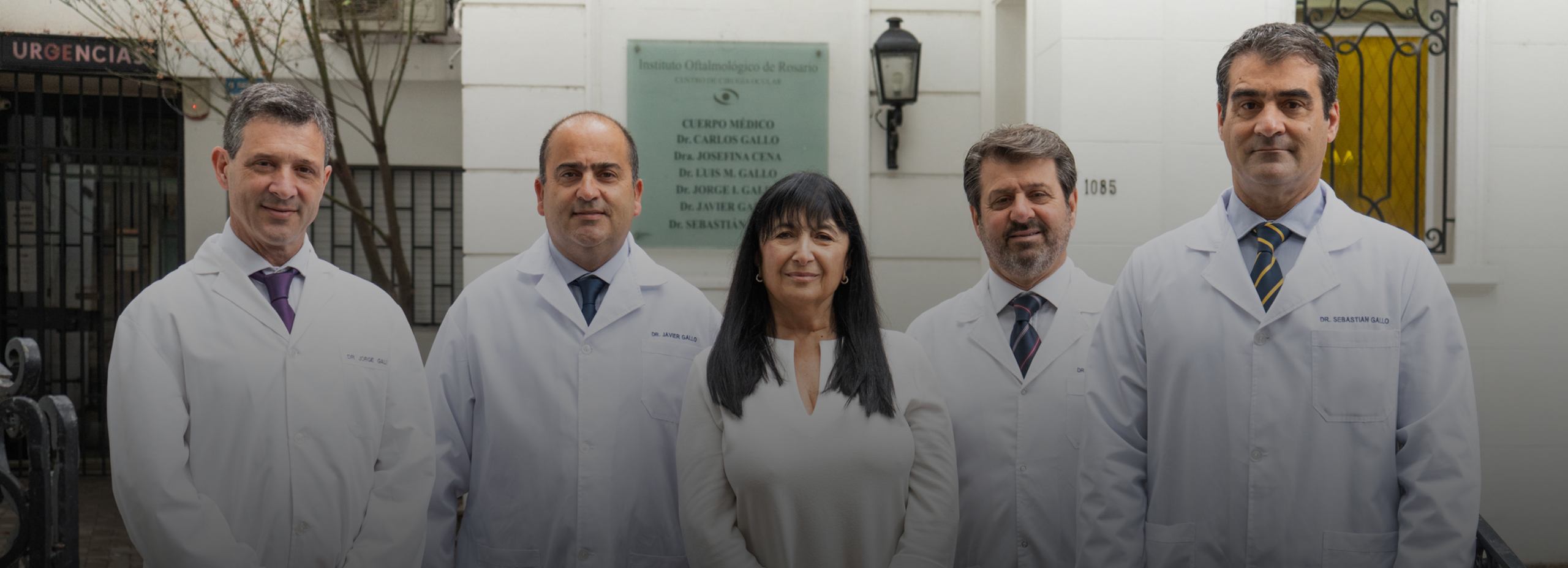 Equipo de oftalmólogos de Dres. Gallo - Dra. Cena analizando un estudio de retina