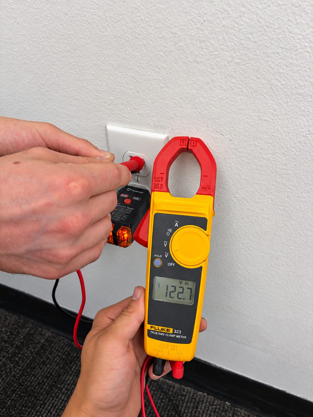 Testing outlet voltage with a clamp meter