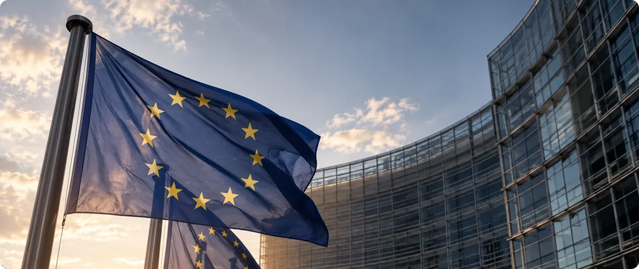 Bandiera dell'Unione Europea davanti agli edifici della Commissione Europea