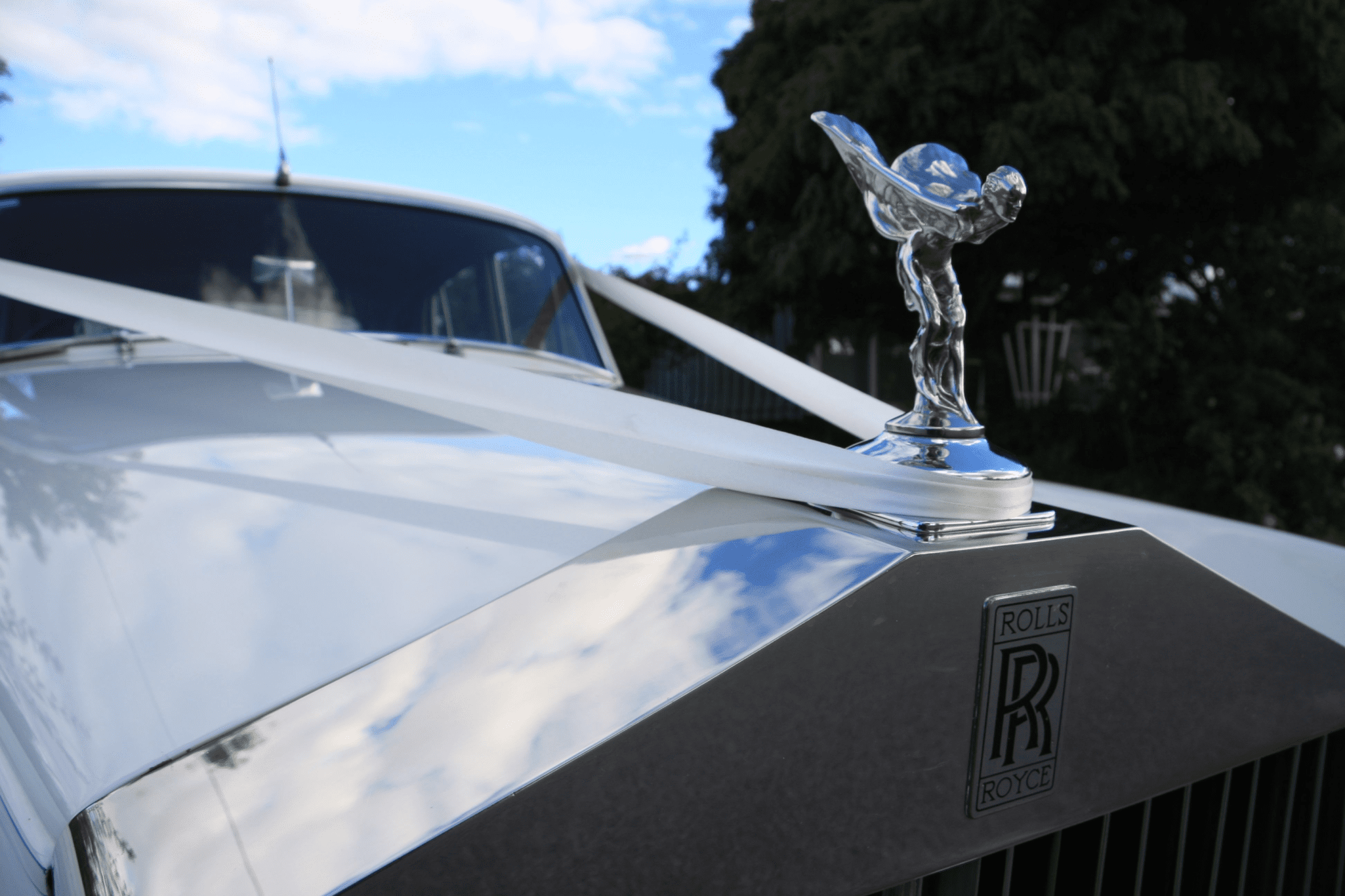 How to Put a Ribbon on a Wedding Car