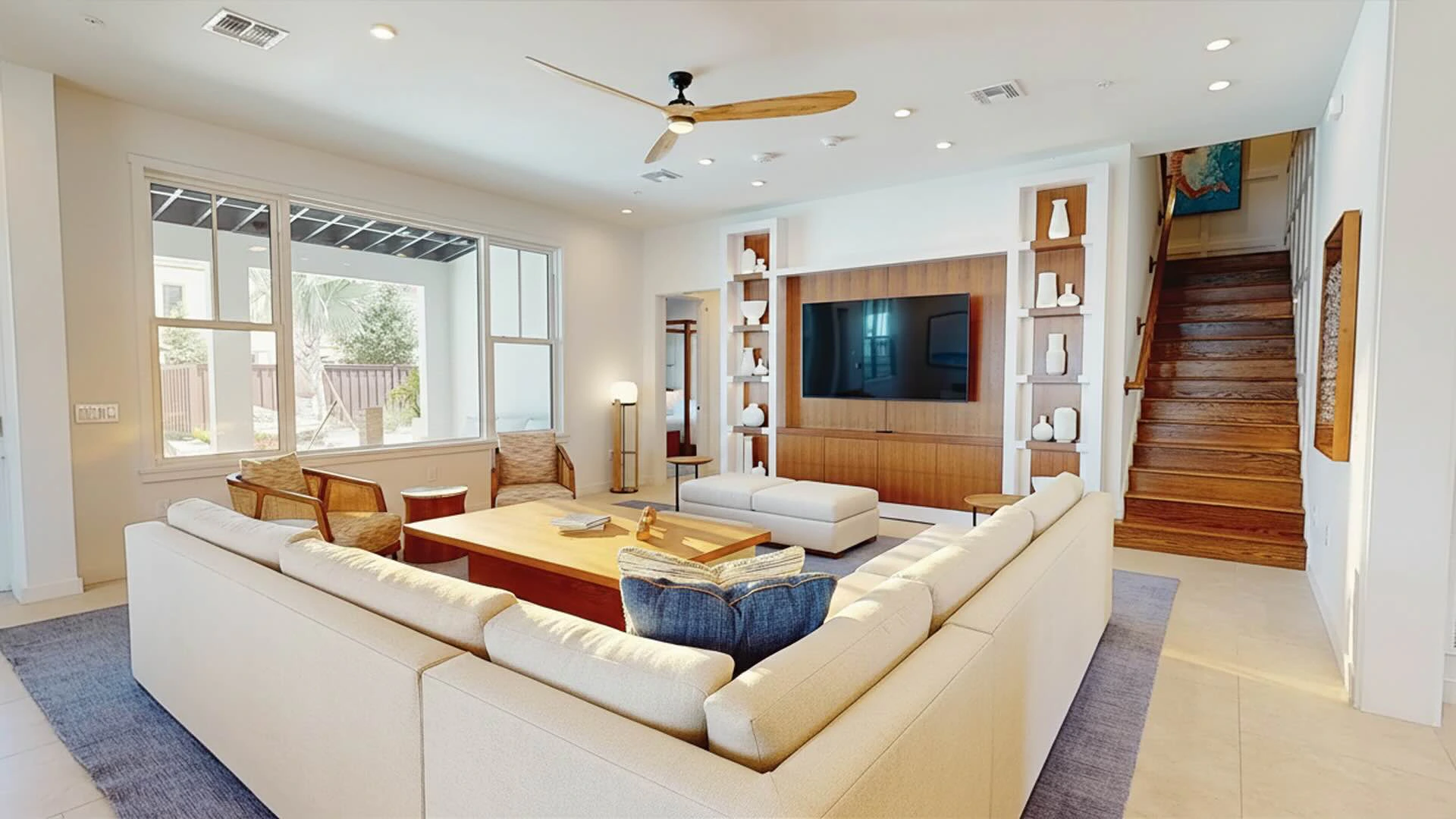 8 Bedroom House living room