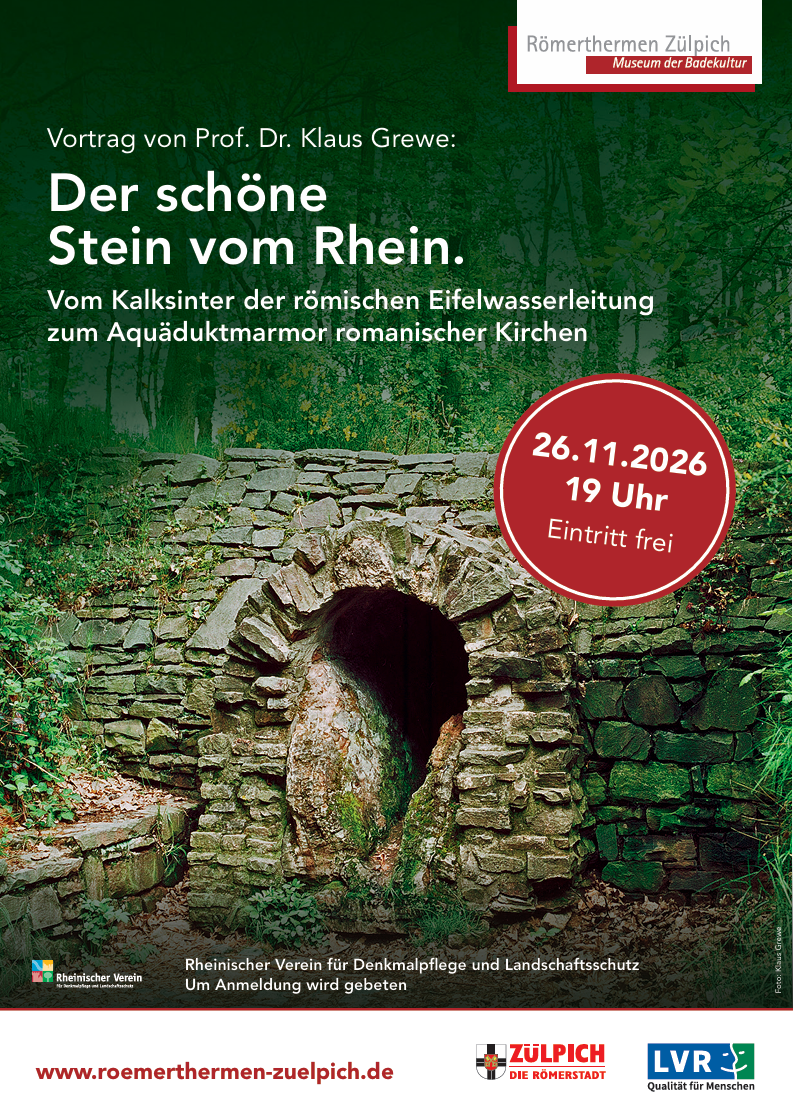 eine antike Mauer mit einer ovalen Öffnung steht im Wald