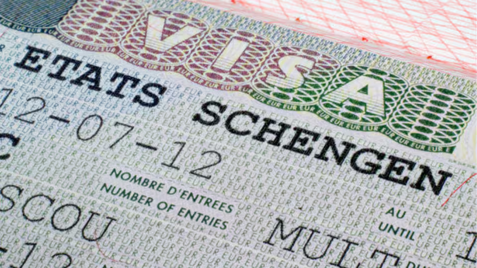 Yurt dışı seyahati için en kritik konulardan biri vizedir. Avrupa’nın büyülü şehirlerini keşfetme hayali kuran birçok kişi için ise ilk adım Schengen Vizesi almaktan geçiyor. Peki bu vize tam olarak nedir ve size hangi kapıları açar?