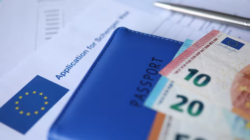 Schengen vizesi, 29 Avrupa ülkesine tek bir vize ile giriş yapma imkanı sunar. Bu ülkeler arasında Almanya, Fransa, İtalya, İspanya gibi popüler destinasyonlar bulunur. Ancak başvuru sırasında hangi ülkeden vize alınacağı ve ilk girişin nereden yapılması g
