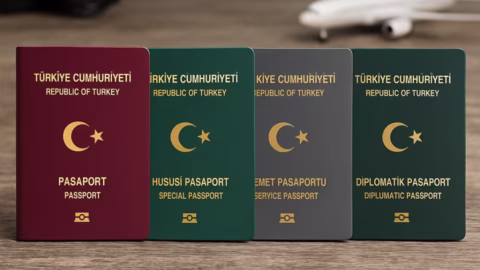 Pasaport, yurt dışı seyahatlerinin vazgeçilmez bir parçasıdır. Resmi olarak bir kişinin kimliğini ve uyruk bilgilerini uluslararası düzeyde belgeleyen bu seyahat belgesi, aynı zamanda bir ülkenin vatandaşını başka bir ülkeye temsil eden resmi bir dokümandı