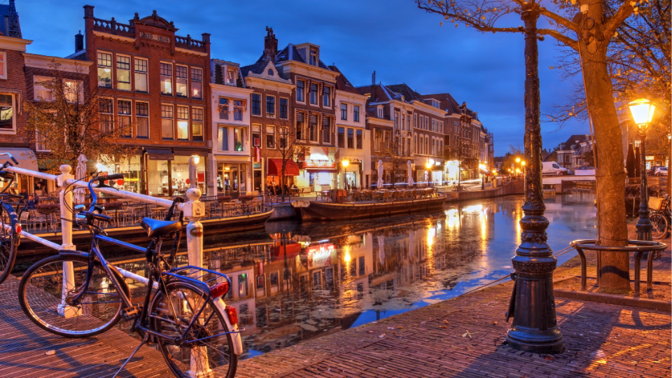 Hollanda, sadece kanalları ve bisikletleriyle değil, aynı zamanda yaşam kültürüyle de büyüleyen bir ülke. İşte sana hem Amsterdam hem de çevresinde mutlaka deneyimlemen gereken yerler ve tatlar: