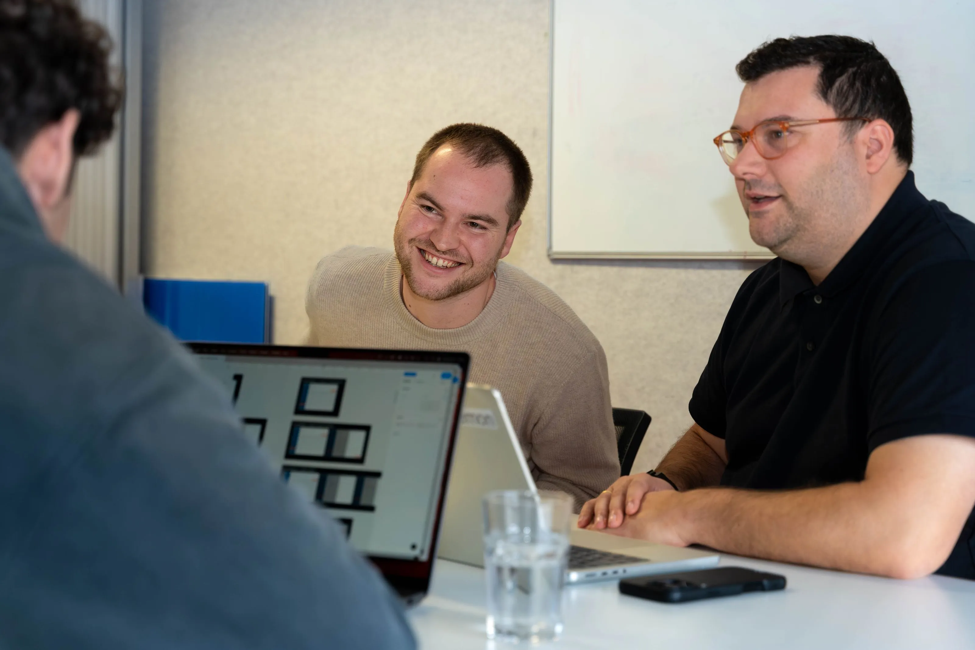 Dankzij herbruikbare componenten bouwen we sneller en consistenter, zodat je product eenvoudig meegroeit met nieuwe features, gebruikers en businessnoden.
