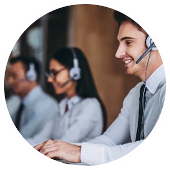 Jeunes agents du service client portant des casques, travaillant sur ordinateur en centre d'appels.