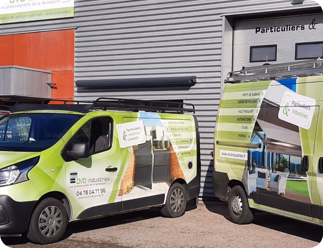 Deux véhicules verts DVD industries avec publicité de portes de garage, volets roulants et automatisme.
