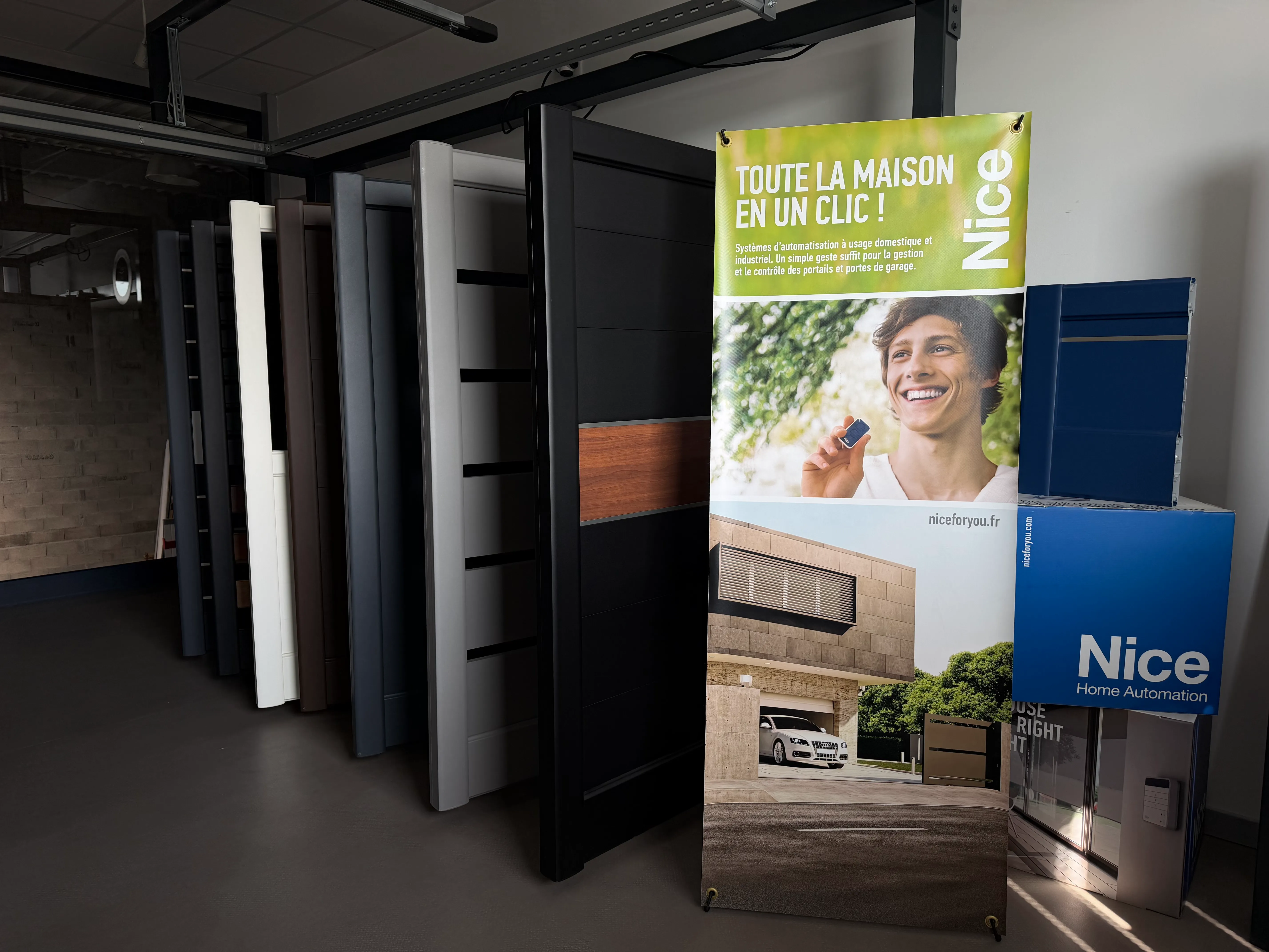 Bannière publicitaire pour Nice, systèmes d'automatisation maison avec homme souriant et maison moderne.