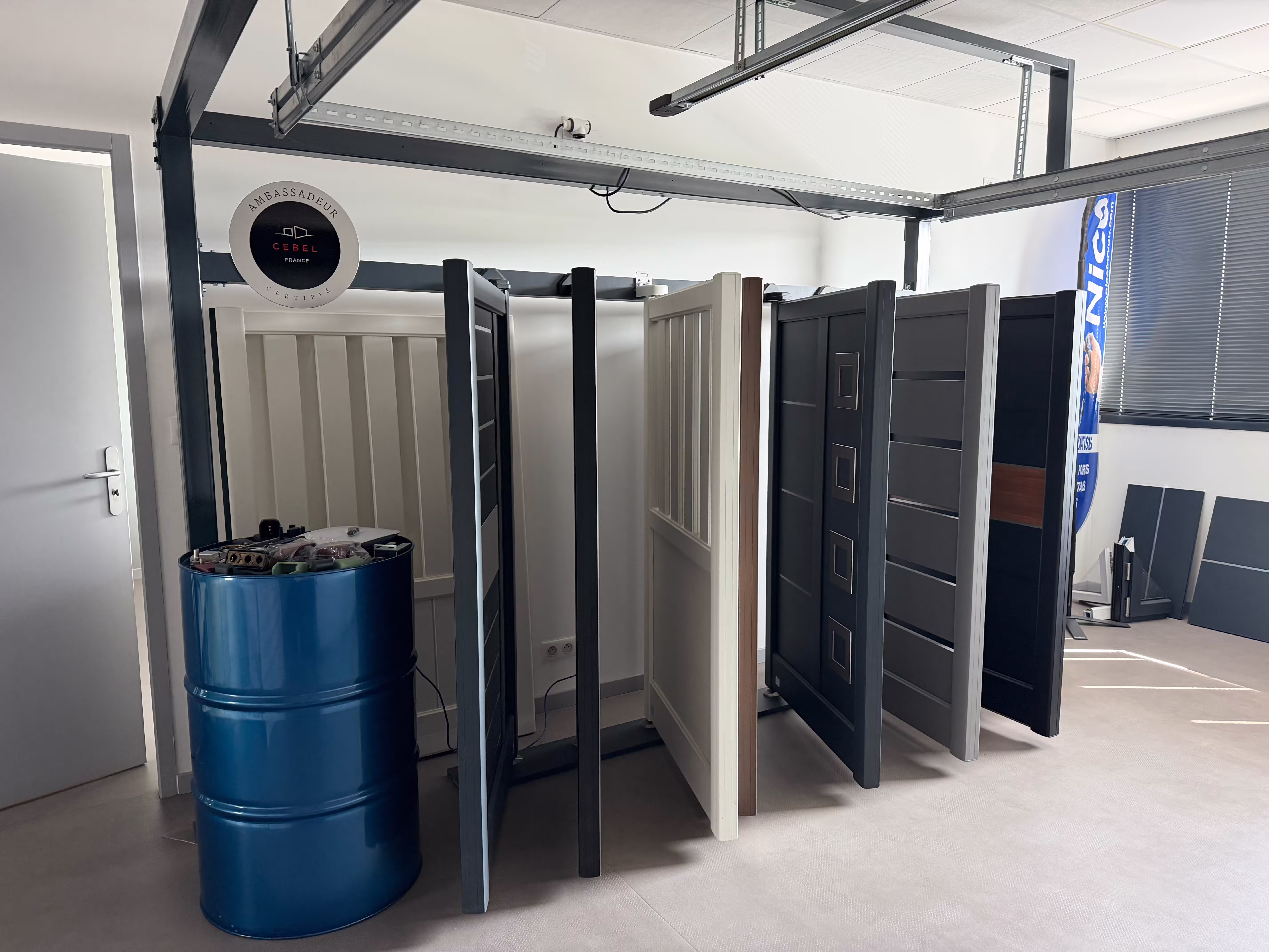 Présentoir intérieur avec plusieurs portes en exposition dans un showroom lumineux.