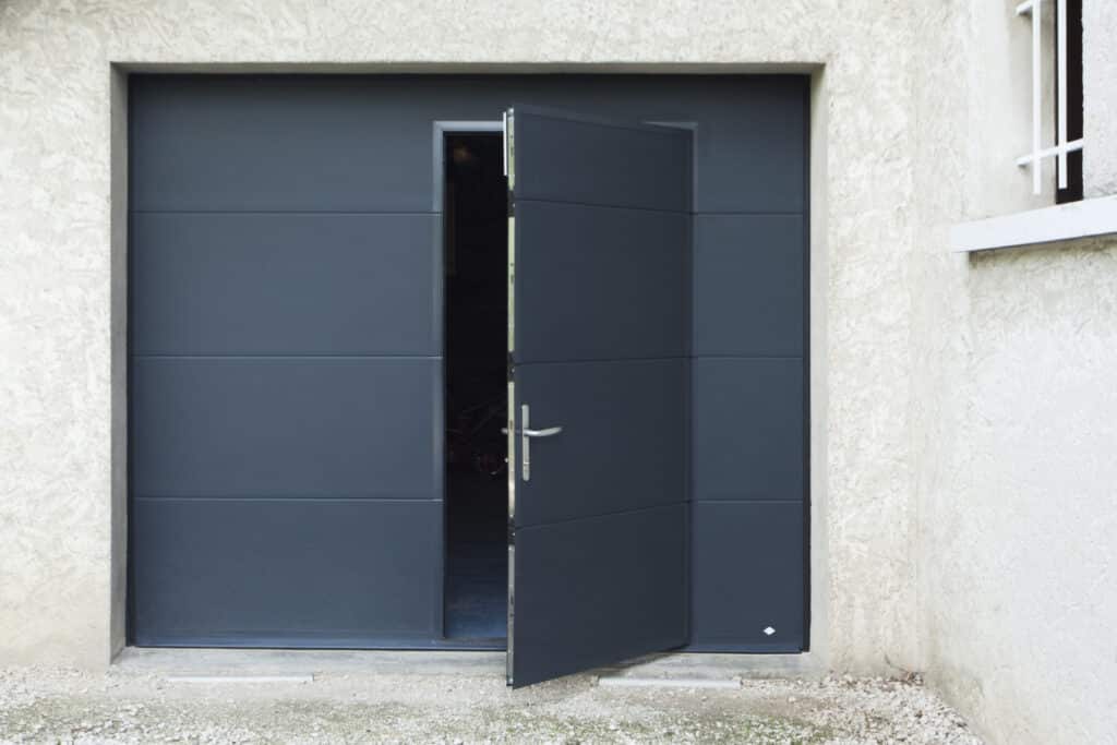 Porte de garage sectionnelle avec portillon intégré ouvert