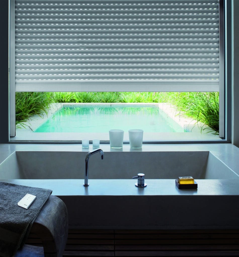 Volet roulant aluminium électrique vu depuis la salle de bain, avec sa télécommande