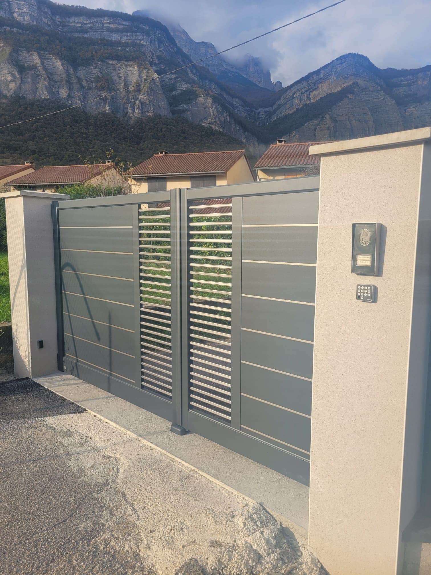 Portail battant aluminium avec décor inox