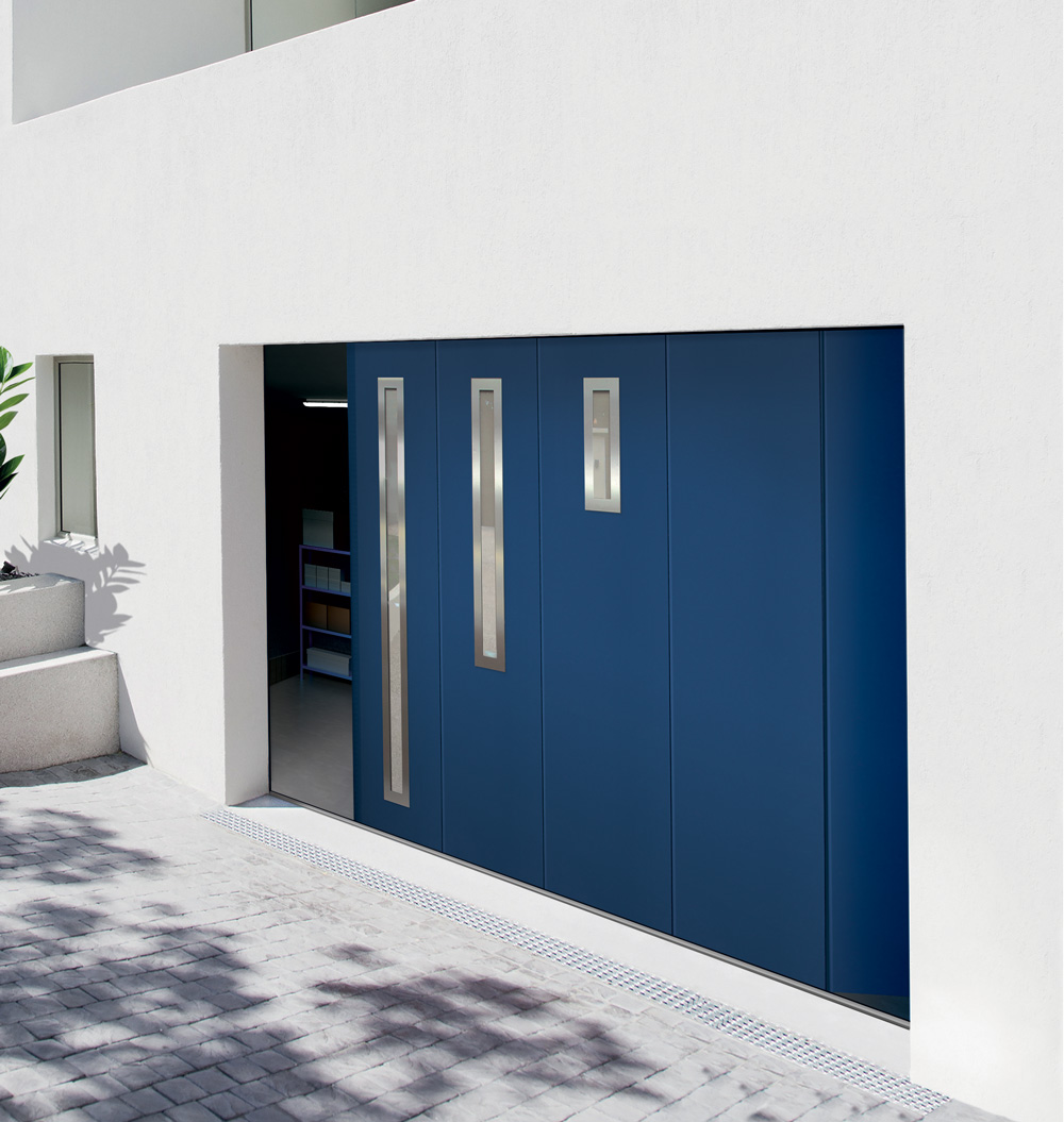 Porte de garage à déplacement latéral bleue avec hublots verticaux