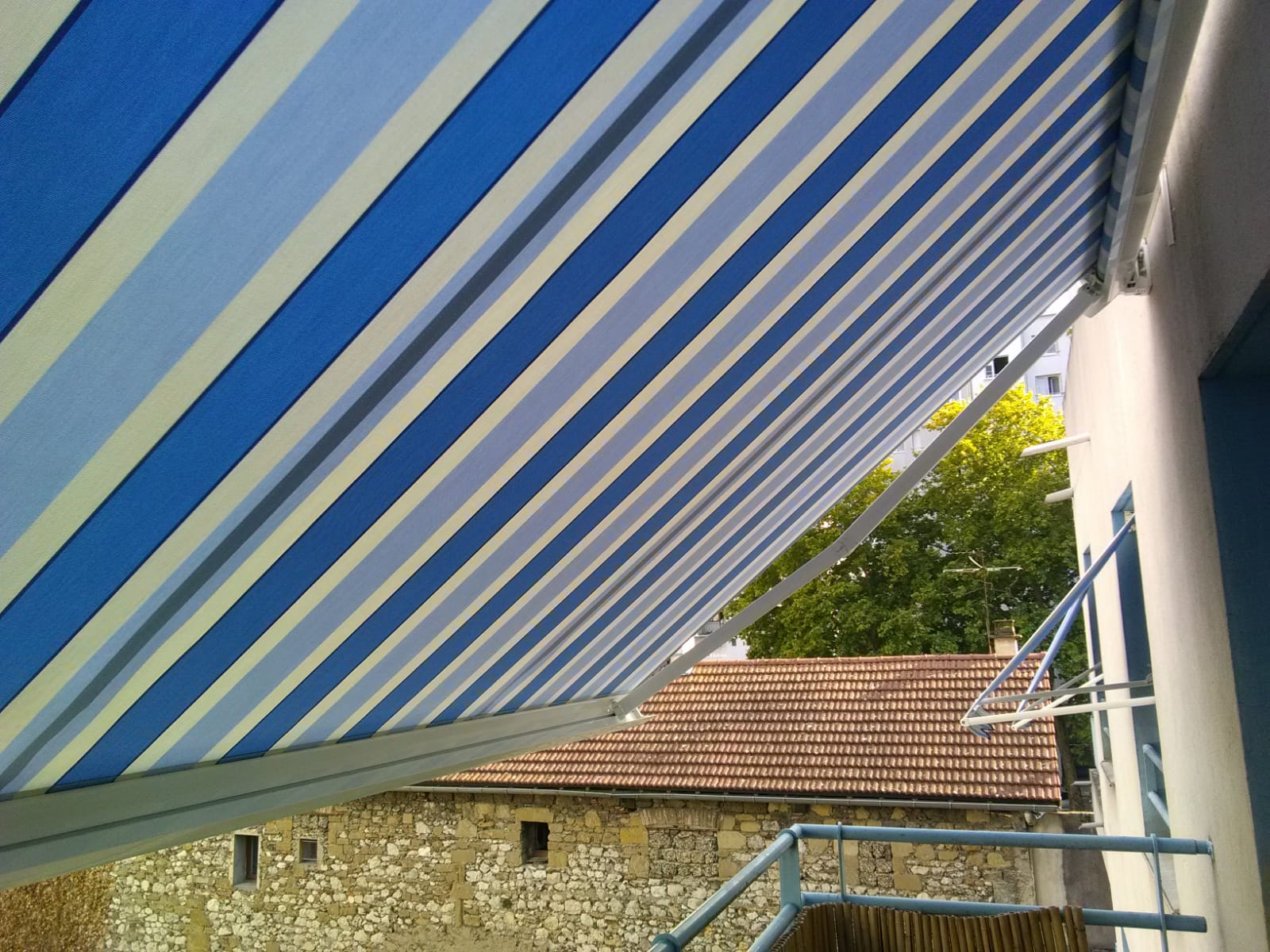 Store banne monobloc à toile rayée bleue et blanche