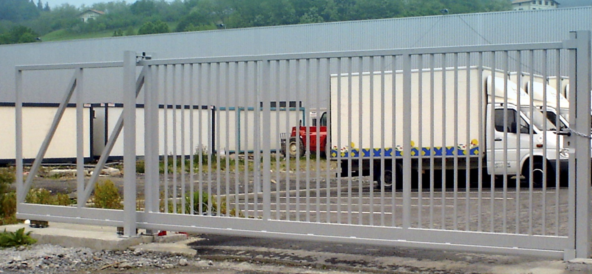 Portail industriel coulissant autoportant