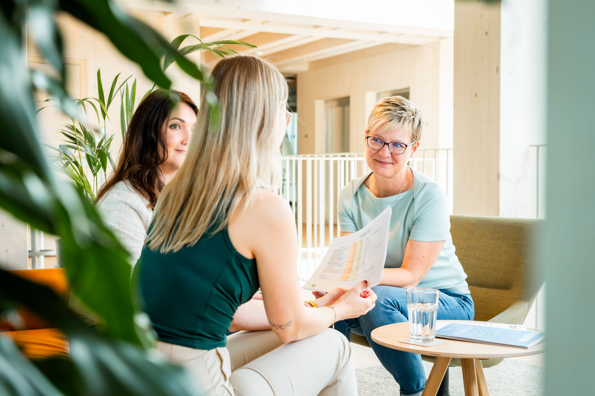 Drei Mitglieder des b+ GmbH Teams besprechen gemeinsam ein Dokument.