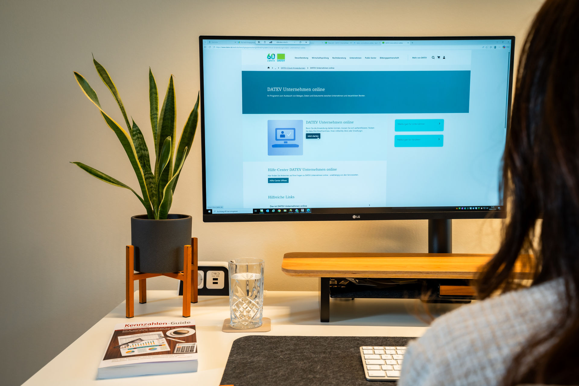 Mitarbeiterin der b+ GmbH am digitalen Arbeitsplatz.