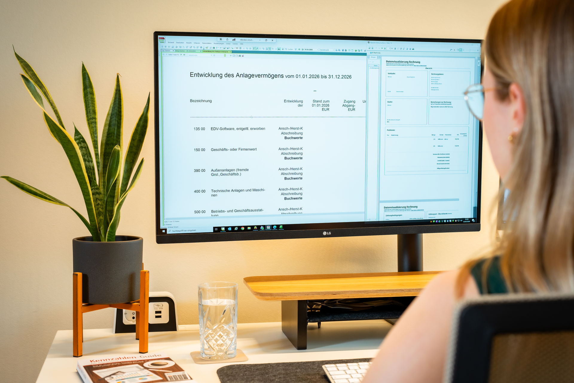Aufgeräumter Arbeitsplatz mit Buchhaltungsunterlagen bei der digitalen Finanzbuchhaltung.