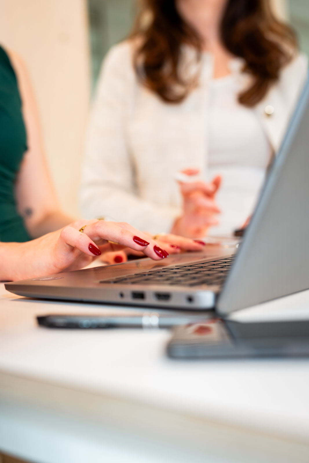 Nahaufnahme: Hände tippen auf der Laptop-Tastatur bei der digitalen Anlagenbuchhaltung.