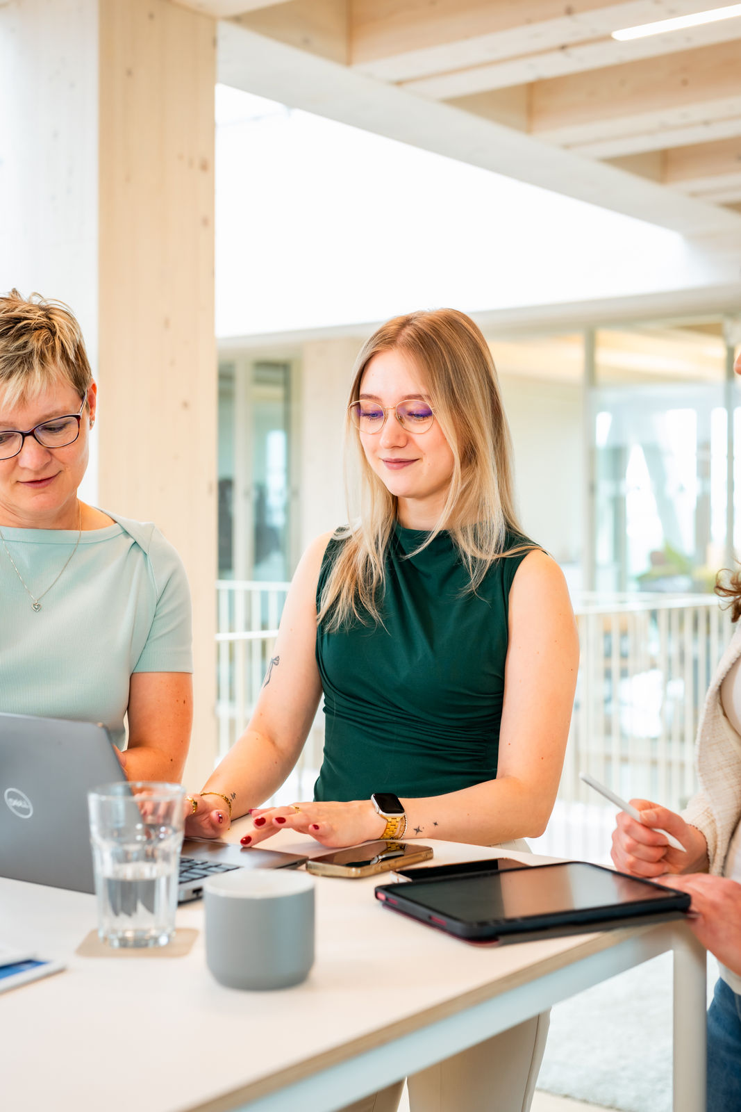 Zwei Buchhalterinnen arbeiten gemeinsam am Laptop für die digitale Finanzbuchhaltung.
