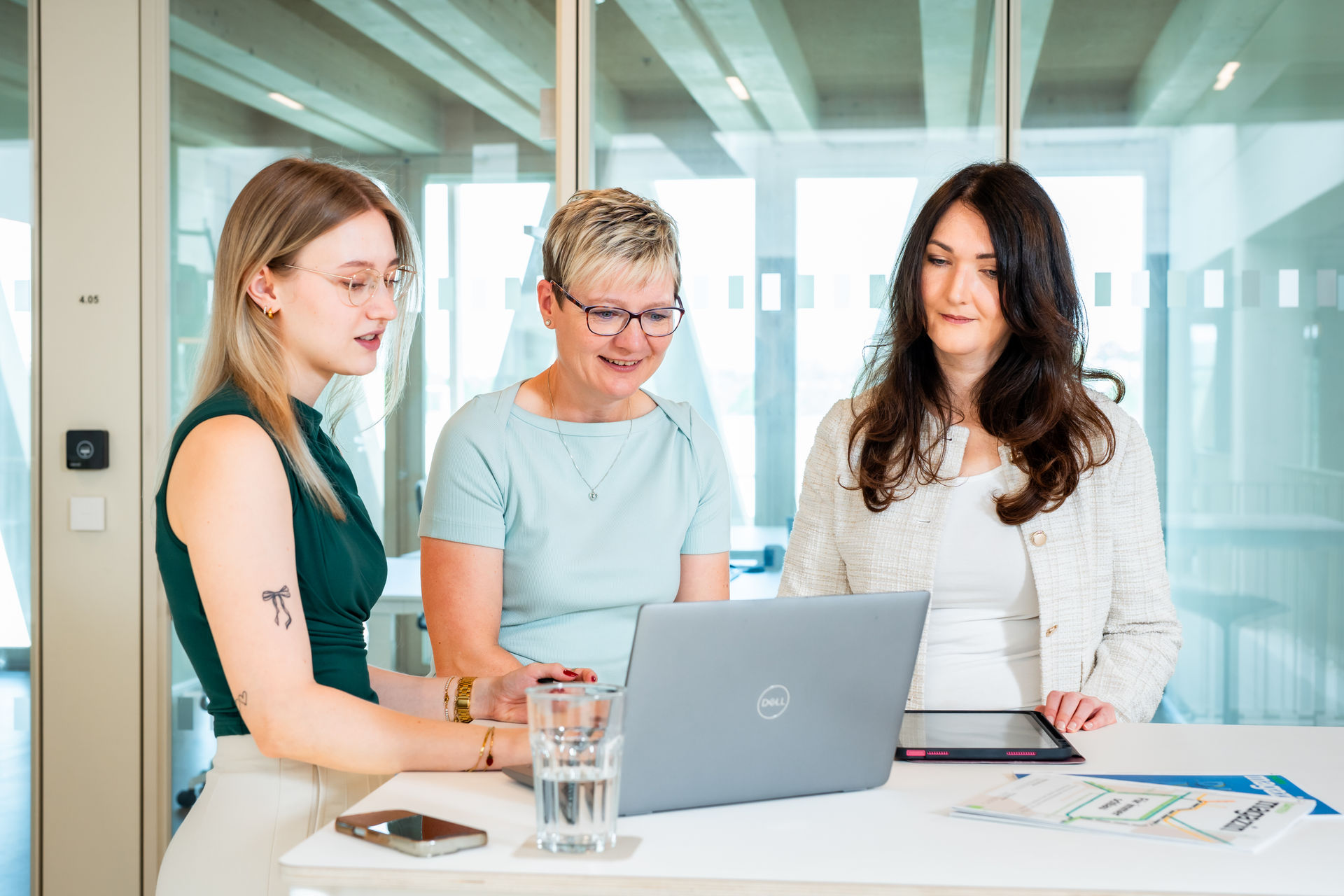 Mitarbeiterin der b+ GmbH bei der digitalen Arbeit.