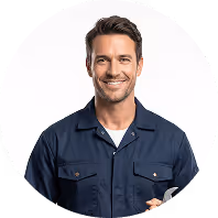 Person bei Anfrage: konzentriertes Gesicht, am Laptop arbeitend. Bürohintergrund mit Bücherregal. Ideal für Business-Websites.