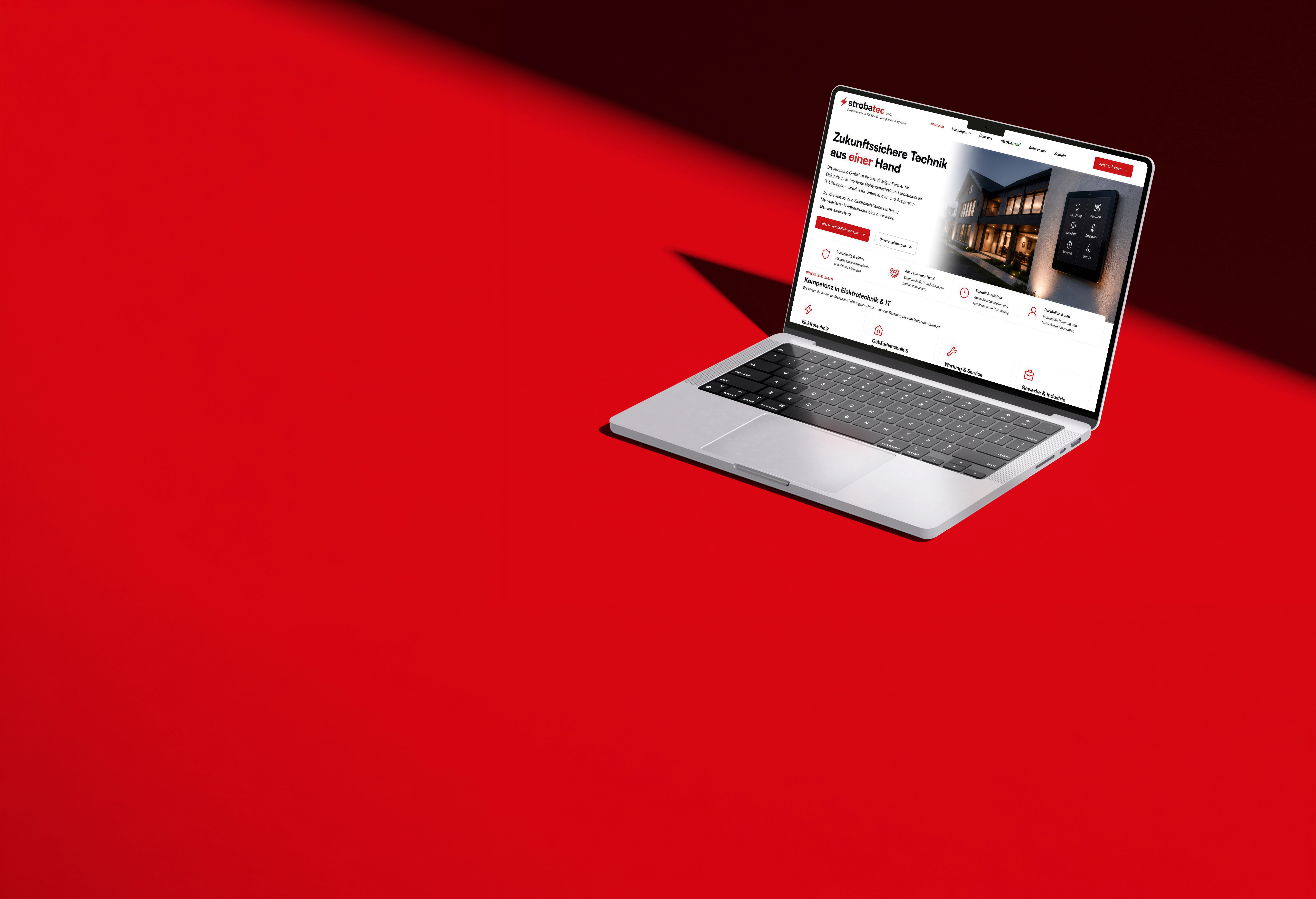 Ein MacBook zeigt die strobatec Website an.