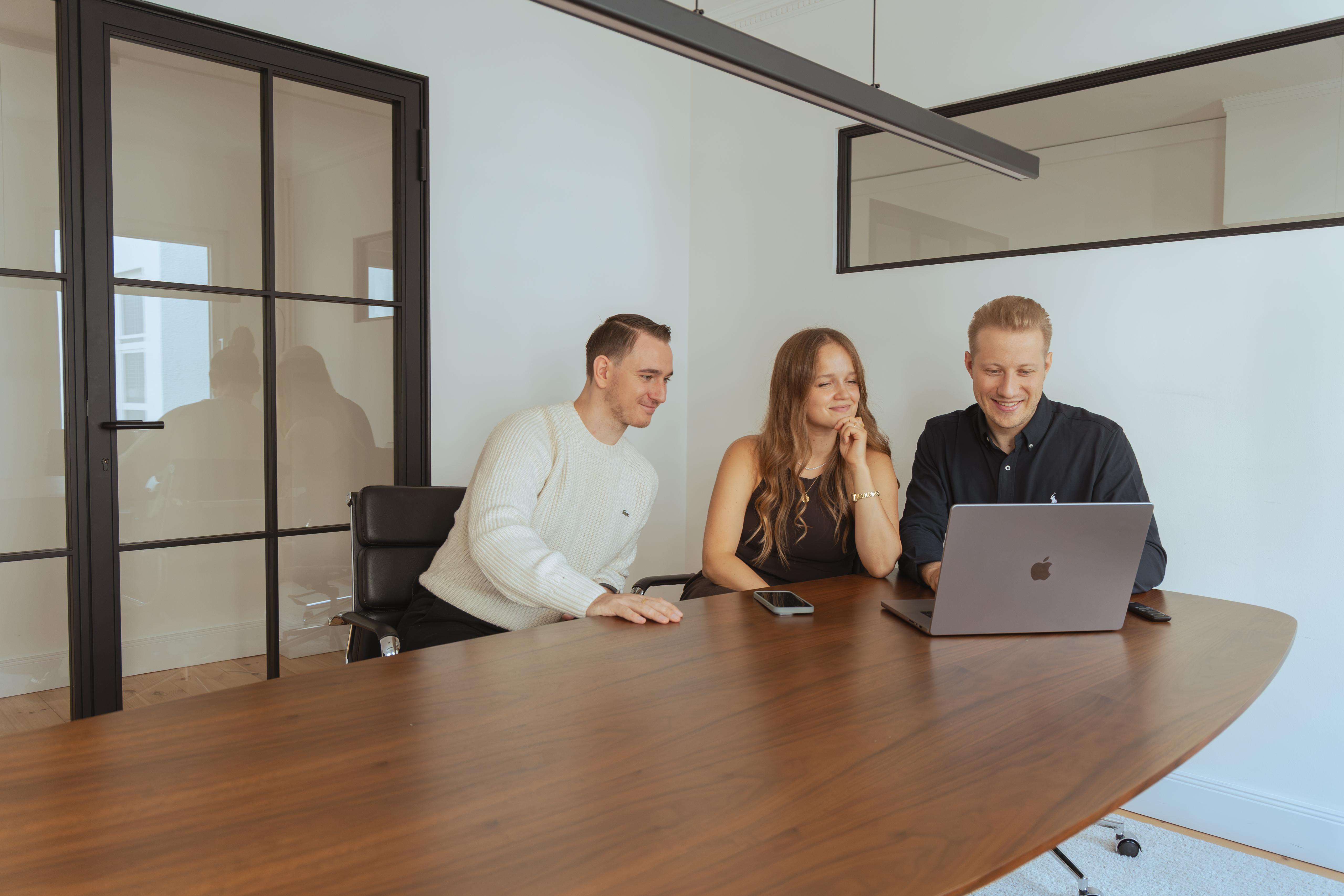 Strategiegespräch am Laptop im Büro der Flow Agency