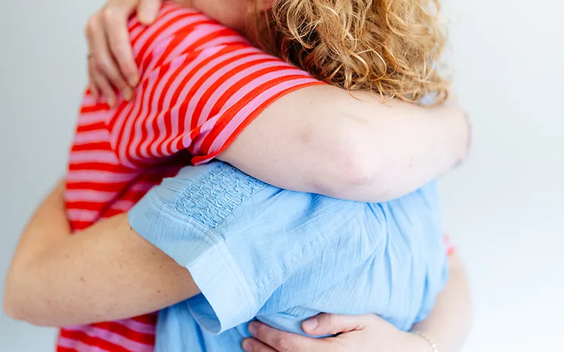 Stel omhelst elkaar na een EFT-traject gericht op meer verbinding en veiligheid