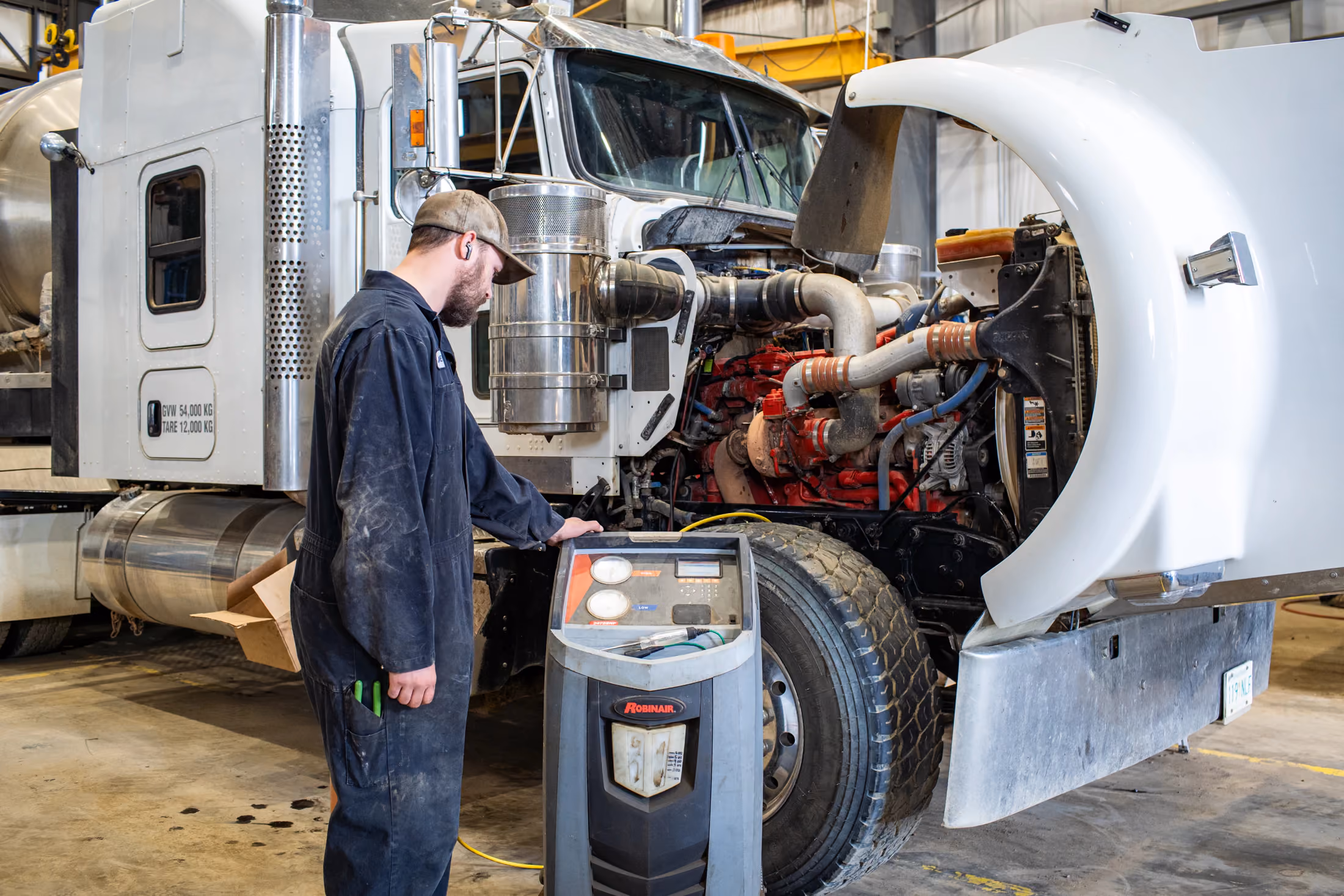 Mechanic providing truck HVAC repair in Alvin, TX