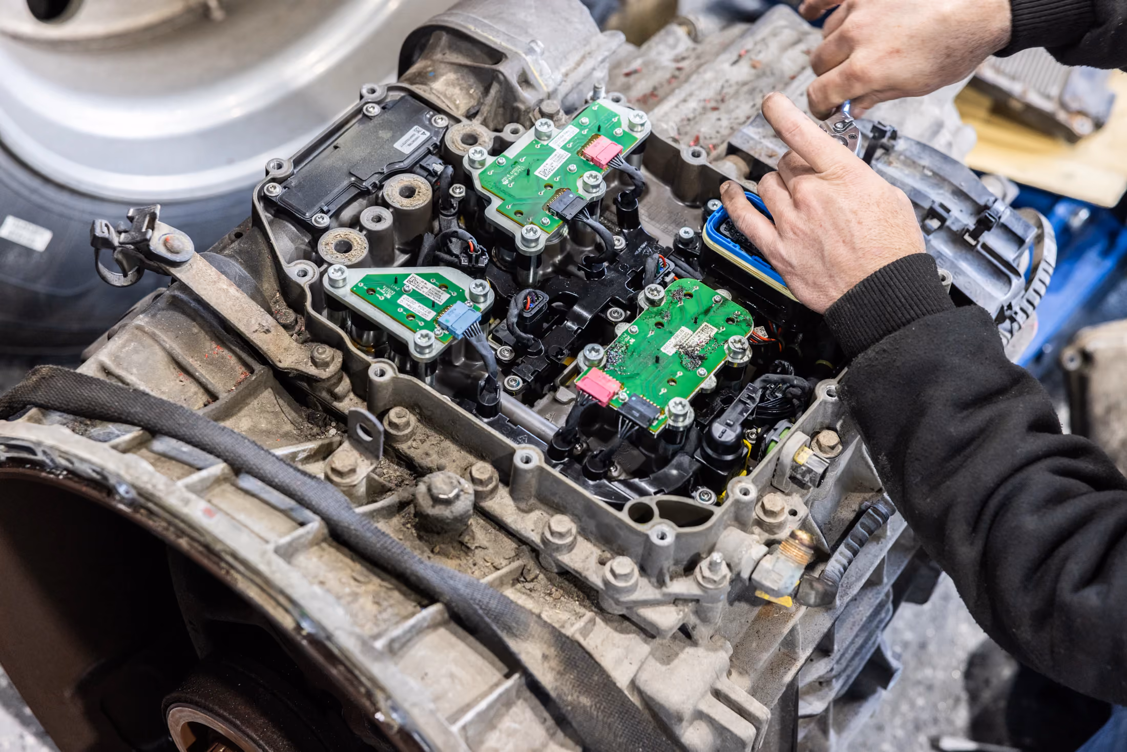 Mechanic providing truck clutch repair in Alvin, TX