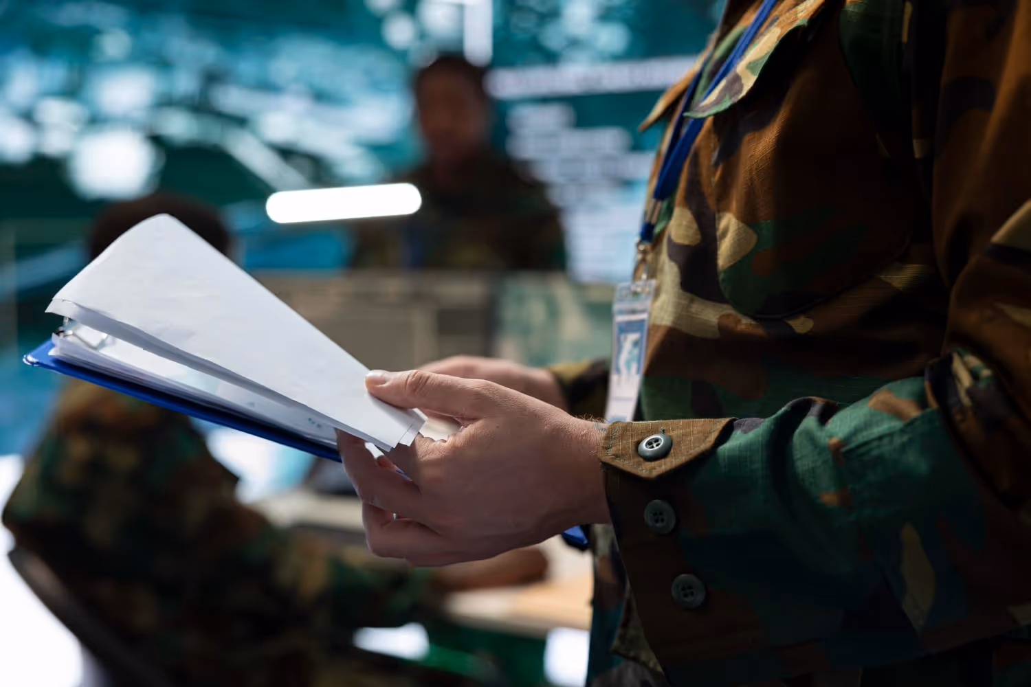 Soldat im Gespräch im Büro