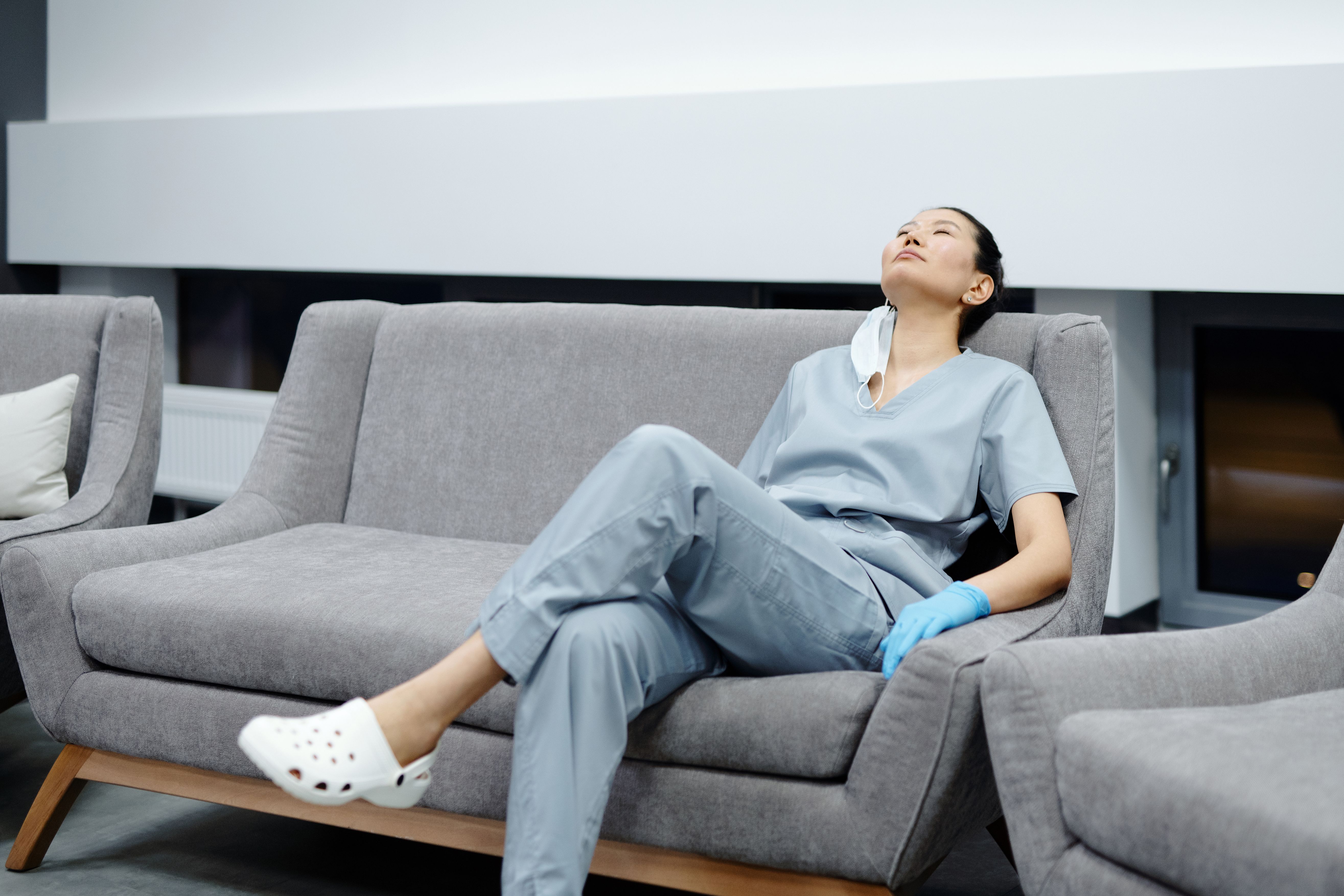 The Nurse's Guide to Surviving 12-Hour Shifts: Footwear and Insole Strategies