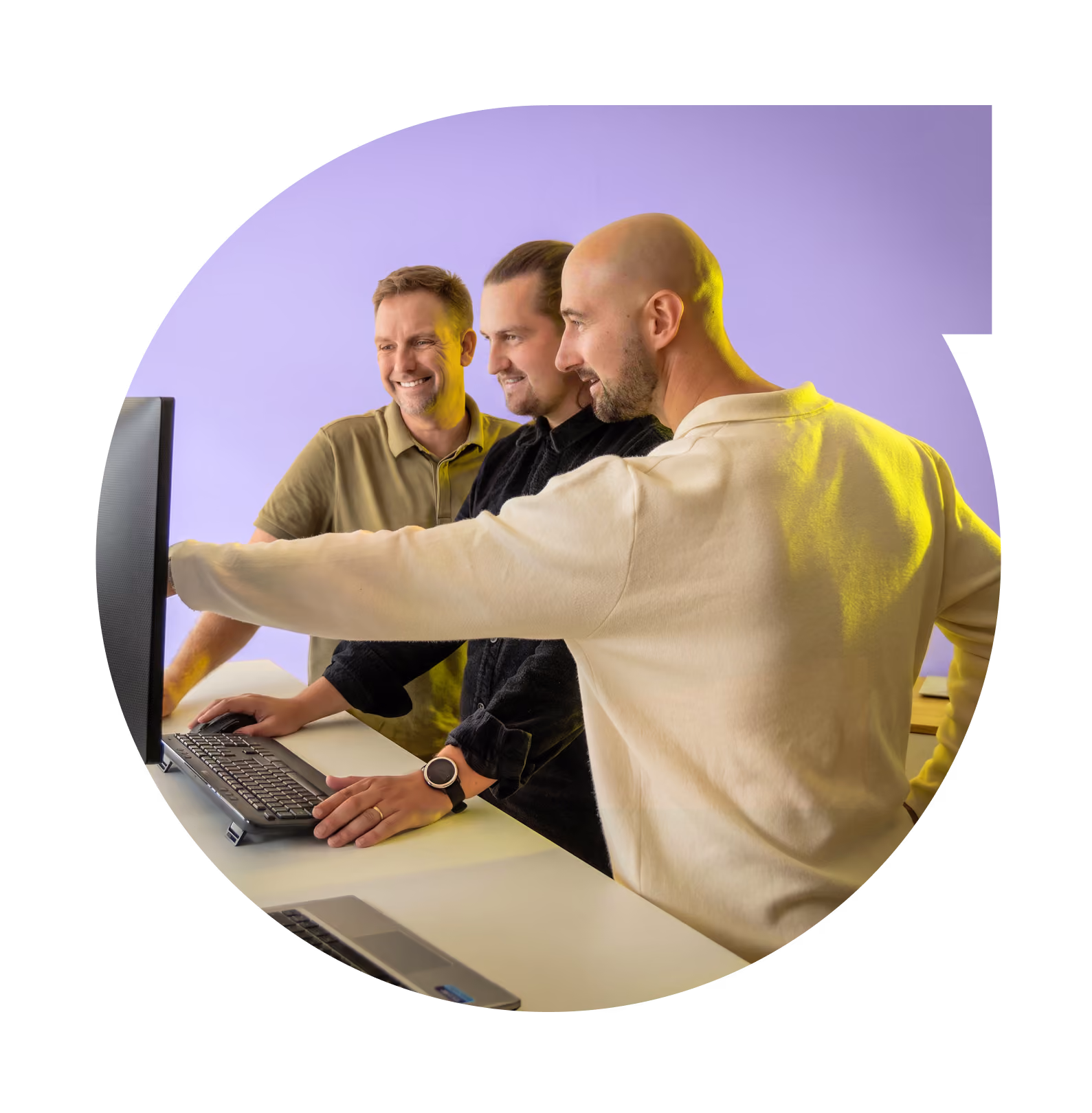 Das Team von gaavoo vor einem Computer.