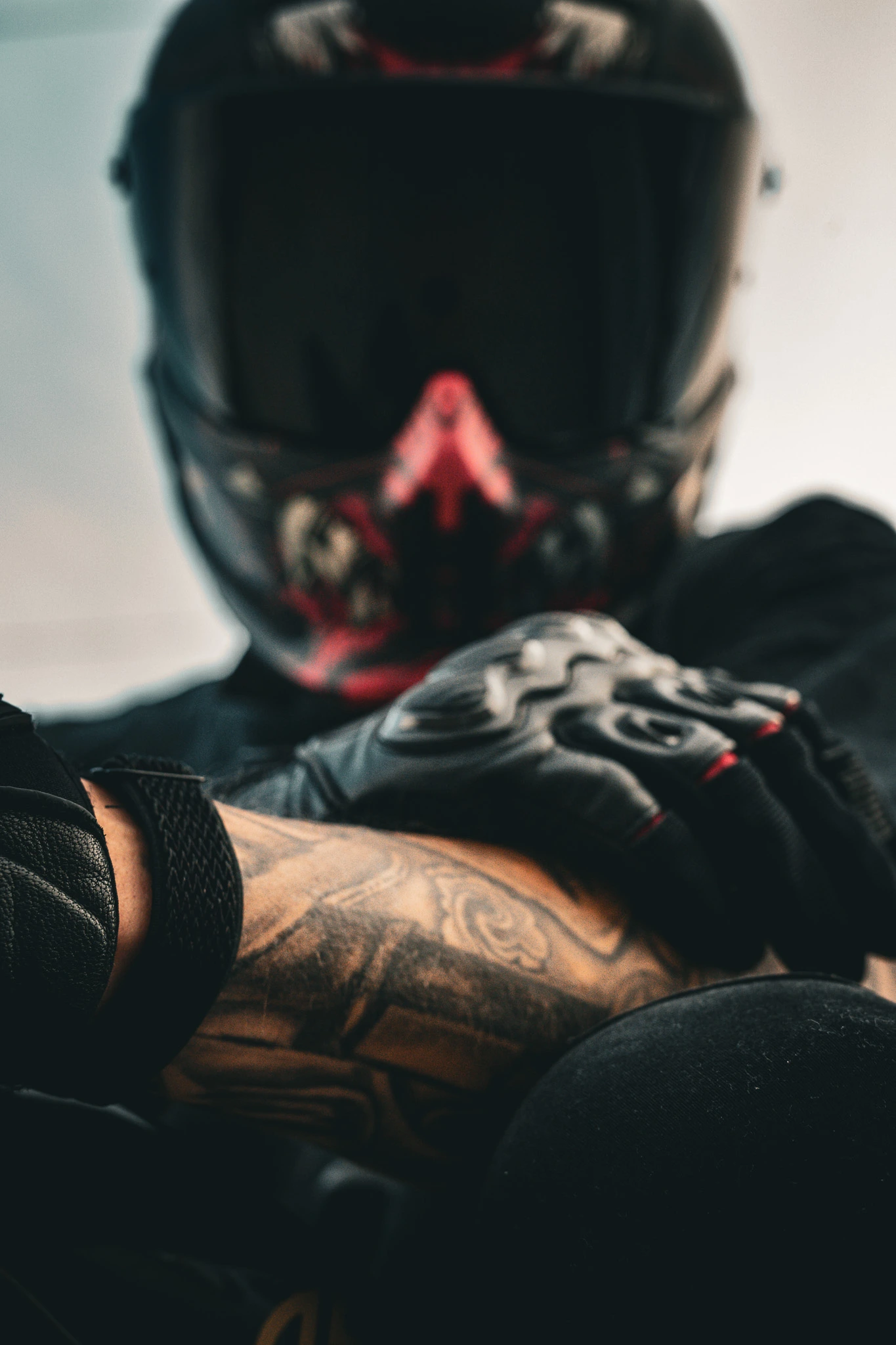 Detailaufnahme: Hand mit Motorradhandschuh