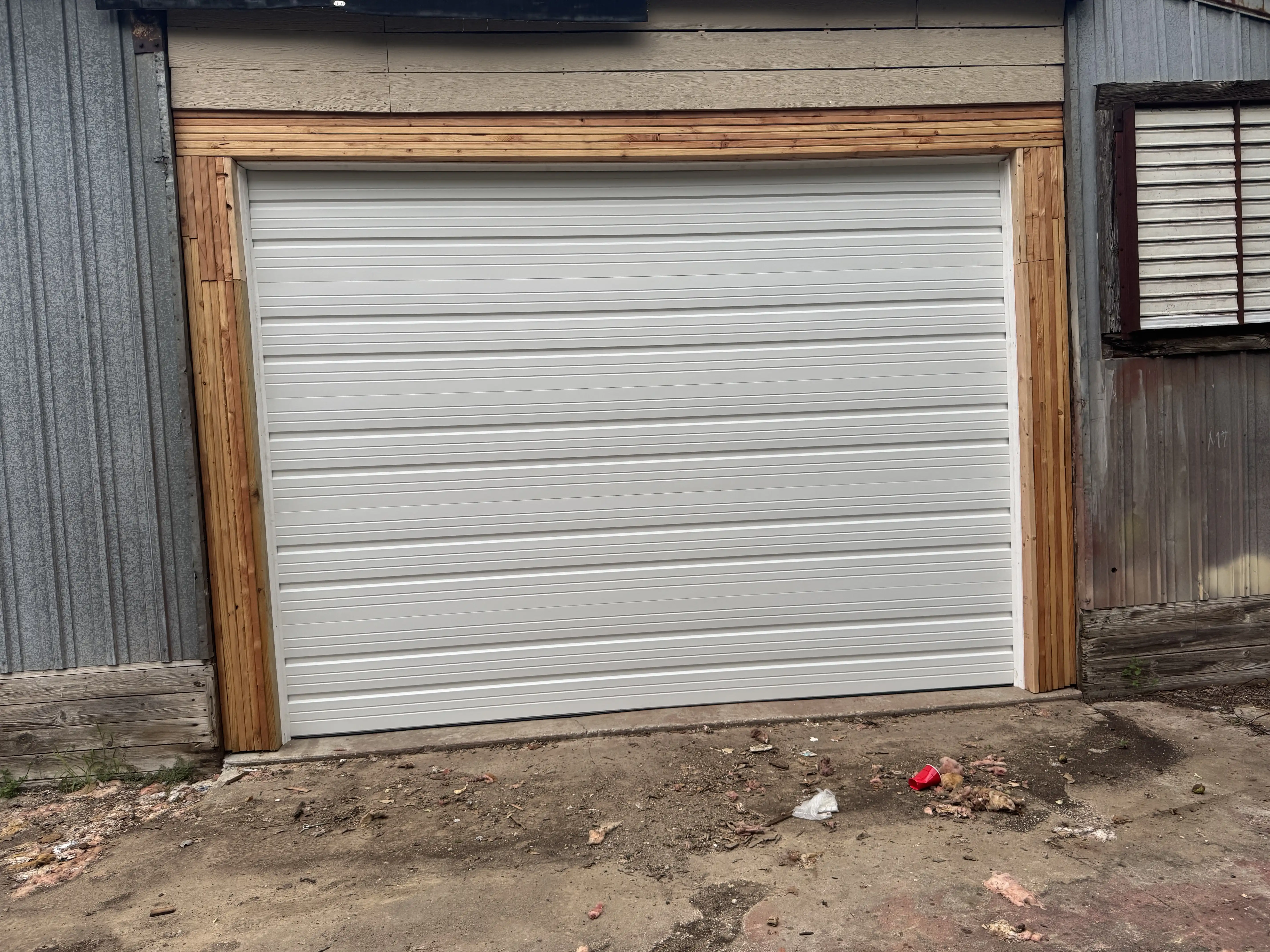 Photo of a DoorLink 4500 door in white, viewed from the exterior